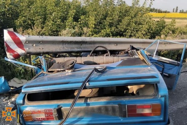 Смертельное ДТП в Синельниковском районе: тело водителя спасатели вырезали из авто - рис. 1