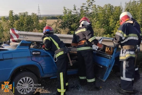 Смертельна ДТП у Синельниківському районі: тіло водія рятувальники вирізали з авто - рис. 2