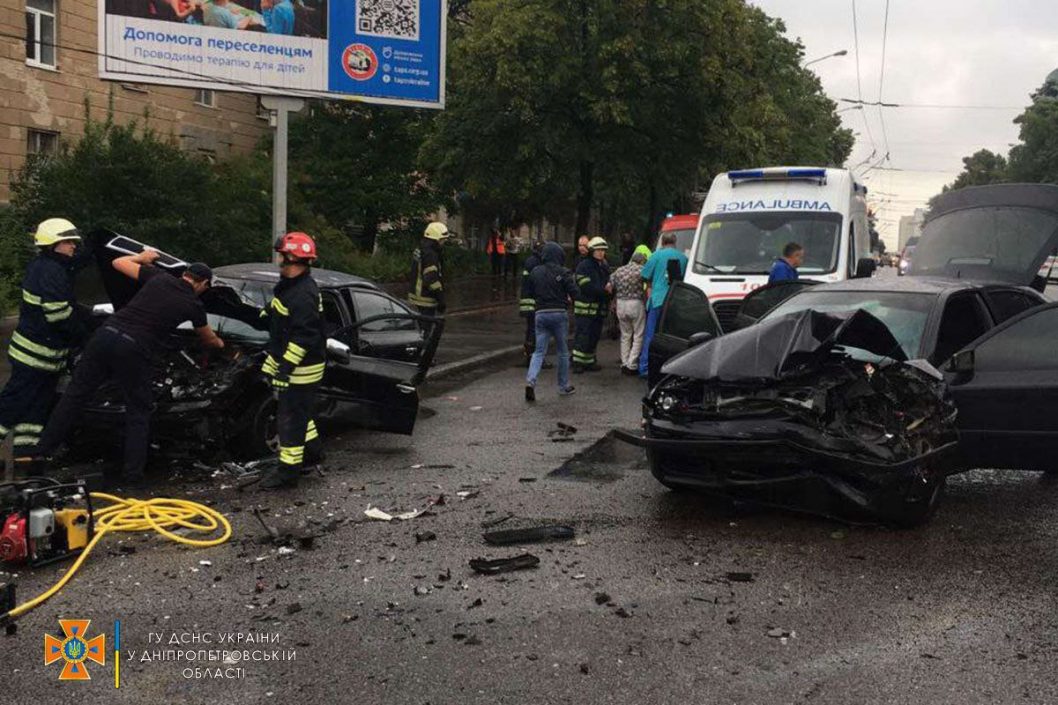 В Днепре спасатели достали водителя из разбитого автомобиля (Фото) - рис. 1