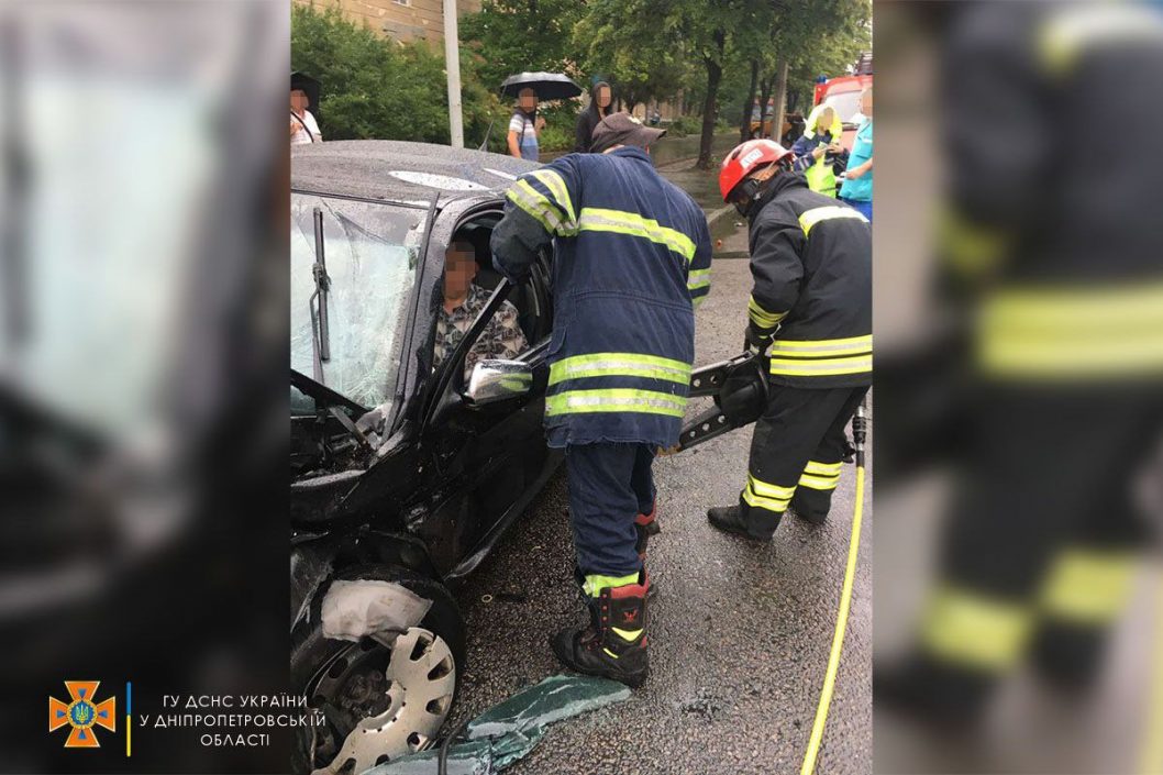 В Днепре спасатели достали водителя из разбитого автомобиля (Фото) - рис. 2