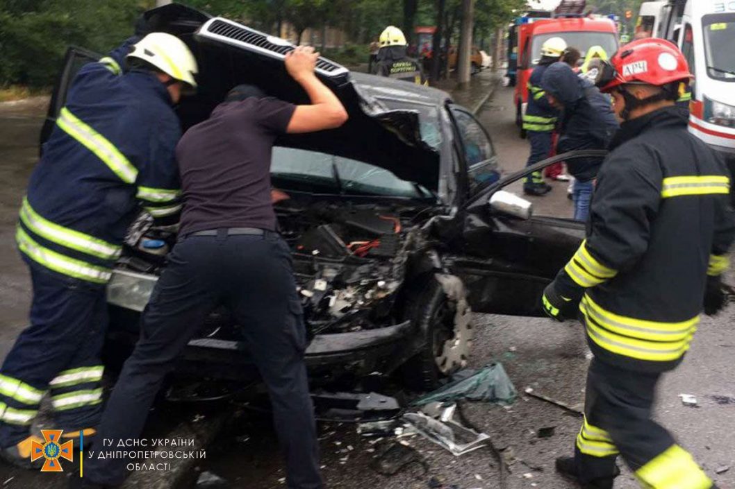 У Дніпрі рятувальники дістали водія із розбитого автомобіля (Фото) - рис. 4