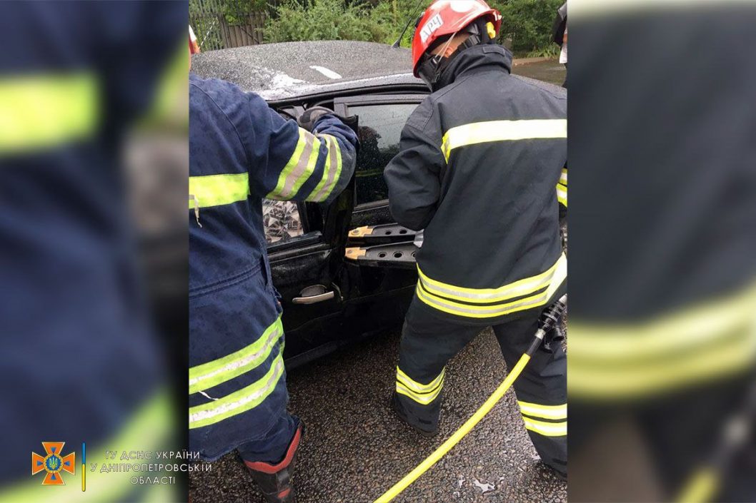 У Дніпрі рятувальники дістали водія із розбитого автомобіля (Фото) - рис. 5