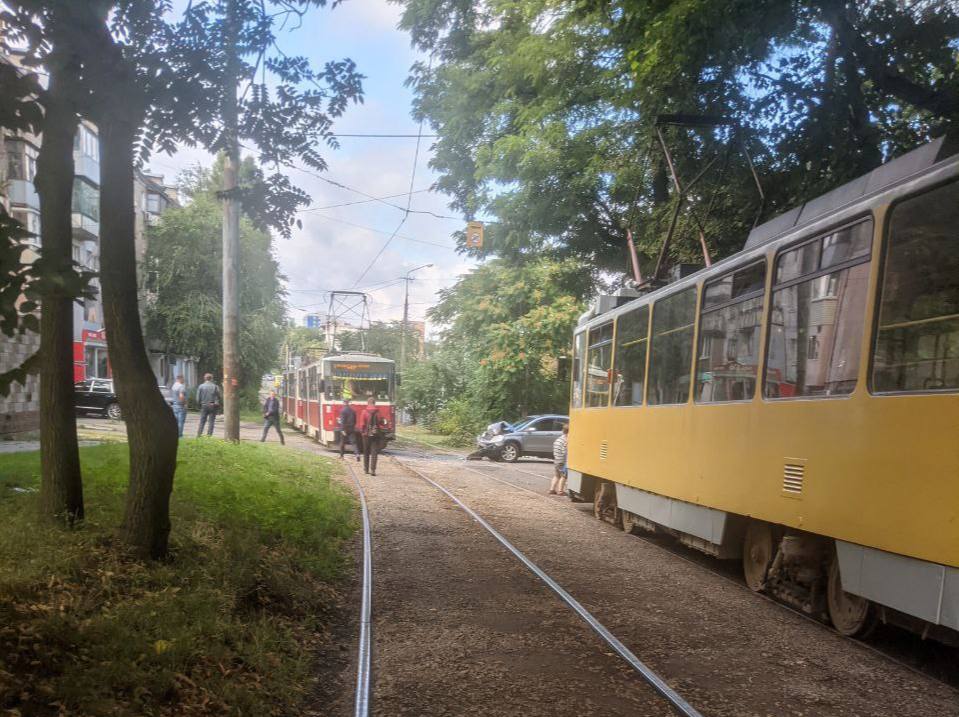 У Дніпрі зіткнулися трамвай та автомобіль: є затримки у русі електротранспорту - рис. 1