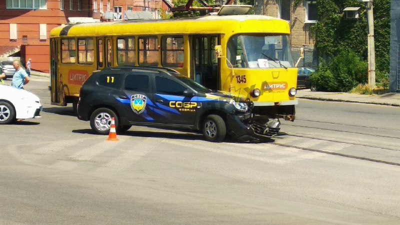 ДТП в Днепре: столкнулись трамвай маршрута №7 и автомобиль СОБРа - рис. 1