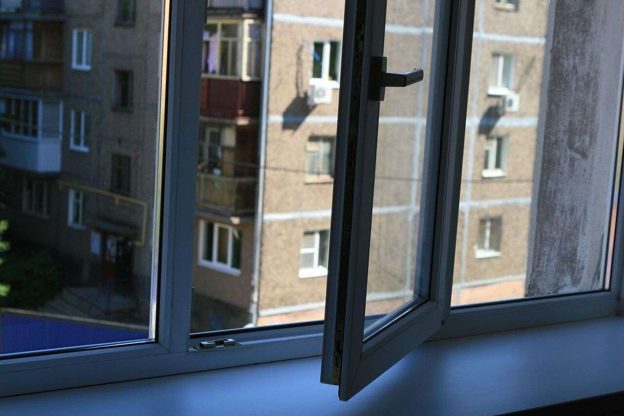 Чудом выжила: в Каменском 4-летняя девочка выпала из окна квартиры - рис. 1