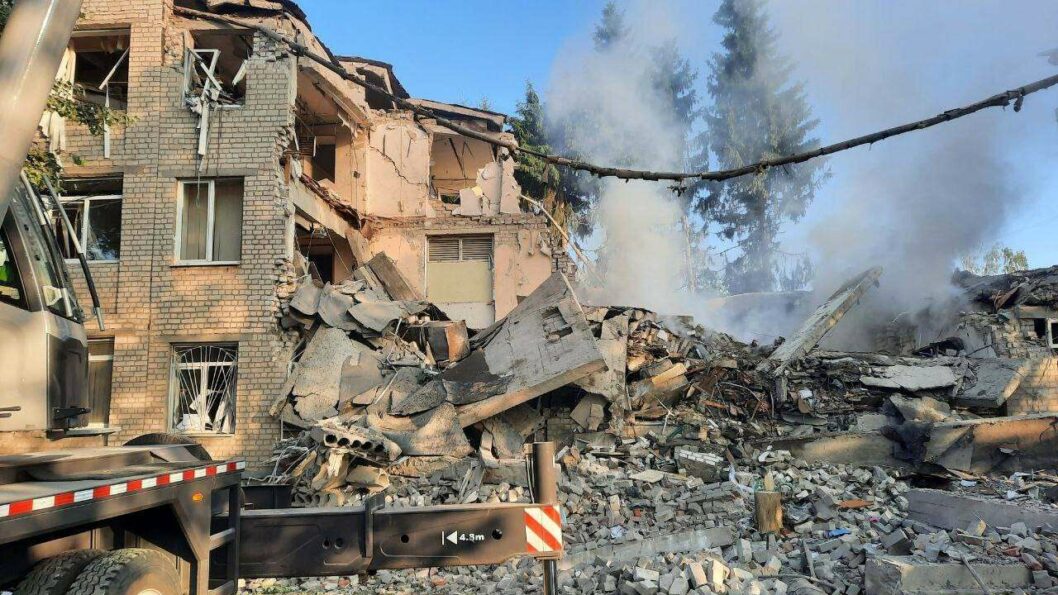 Российские оккупанты нанесли ракетный удар по Харькову: разрушена школа (Фото) - рис. 2
