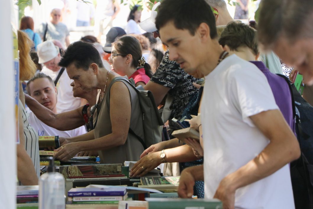 Книжки та картини за донат для ЗСУ: у Дніпрі відбувся ІV #Арт_Наступ - рис. 4