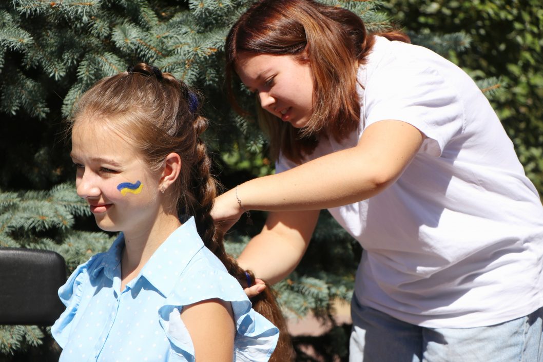 Книжки та картини за донат для ЗСУ: у Дніпрі відбувся ІV #Арт_Наступ - рис. 2