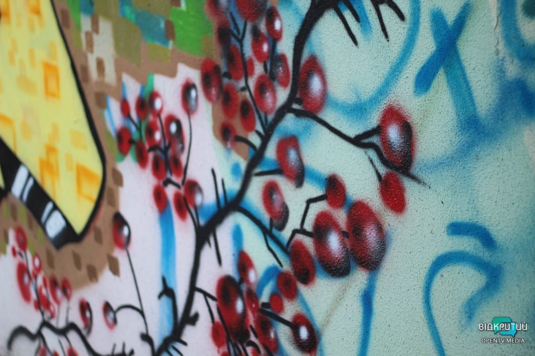 Перекреслені проросійські гасла: у Дніпрі створили мурал на честь ЗСУ (Фото) - рис. 8