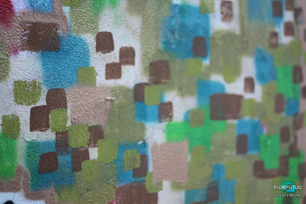 Перекреслені проросійські гасла: у Дніпрі створили мурал на честь ЗСУ (Фото) - рис. 7