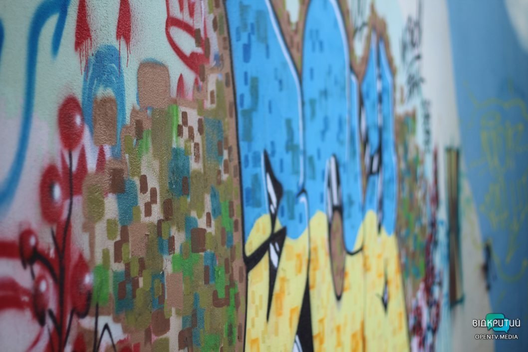 Перекреслені проросійські гасла: у Дніпрі створили мурал на честь ЗСУ (Фото) - рис. 5