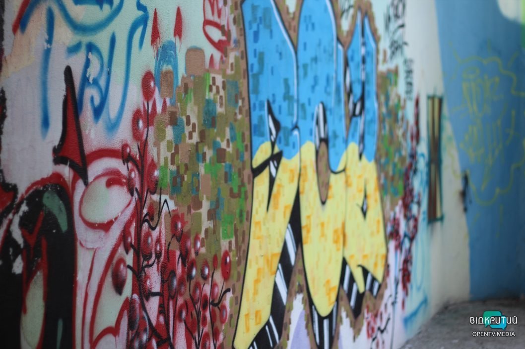 Перечеркнутые пророссийские лозунги: в Днепре создали мурал в честь ВСУ (Фото) - рис. 4