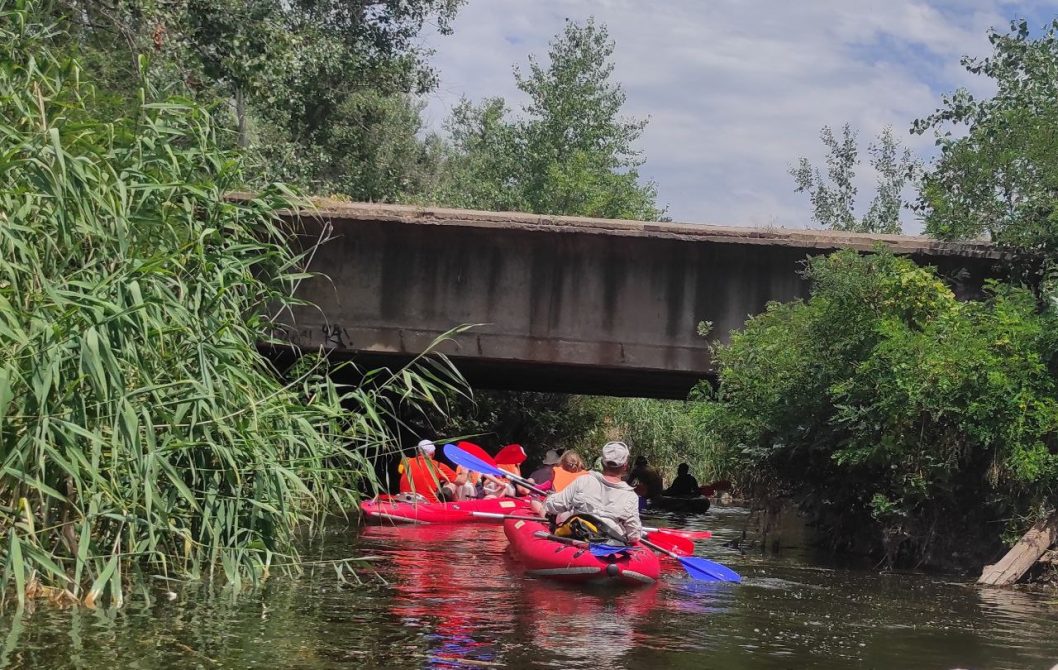 В Днепре для переселенцев устроили прогулку по реке на байдарках (Фото) - рис. 1