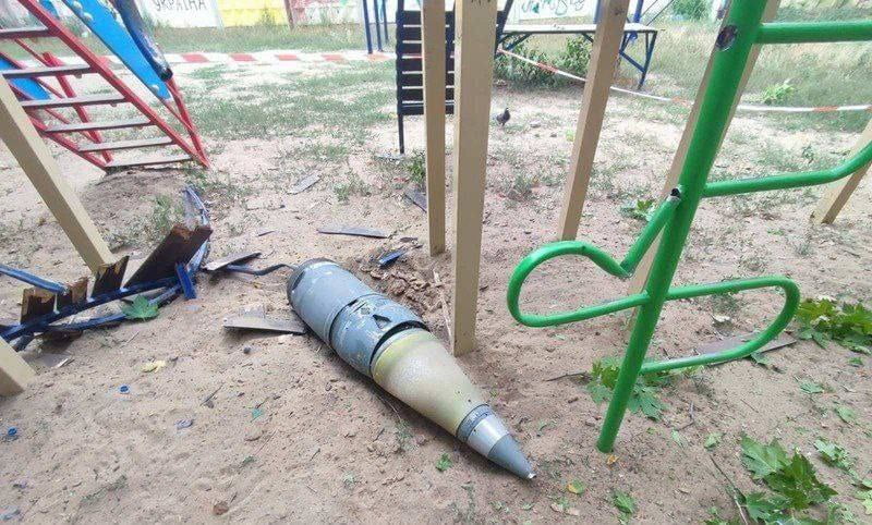 Оккупанты обстреляли реактивными боеприпасами детскую площадку в Николаеве - рис. 2