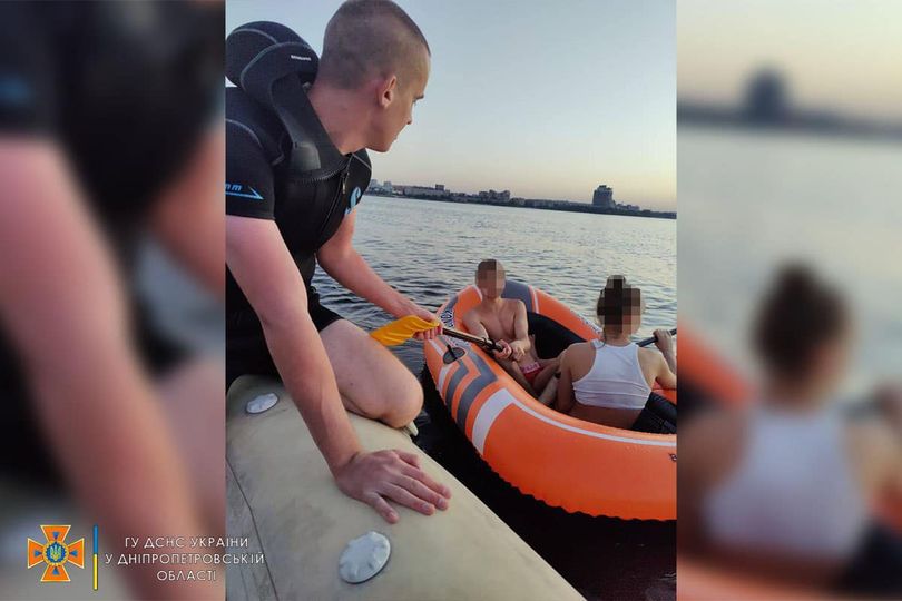 В Днепре спасли двух подростков в лодке, которую течение понесло по реке - рис. 1