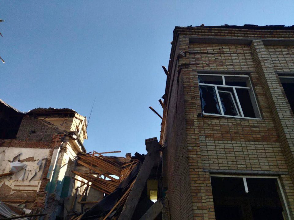 Российские оккупанты уничтожили школу в Синельниковском районе (Фото) - рис. 1