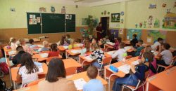 Втрутилася міськрада: у Дніпрі екс-директор школи тероризує батьків - рис. 6