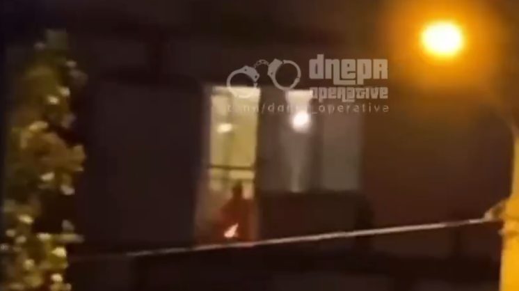 Ночное барбекю: в Днепре мужчина разжег огонь на балконе многоэтажки. - рис. 1