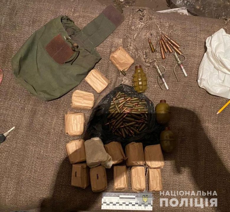 В Синельниковском районе полиция изъяла у местного жителя арсенал боеприпасов - рис. 1