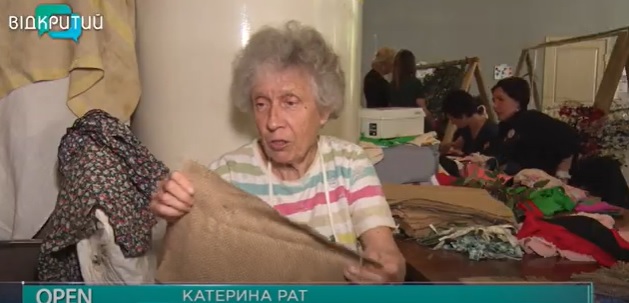 У Дніпрі волонтери плетуть маскувальні сітки та “кікімори” для захисників України (Відео) - рис. 2