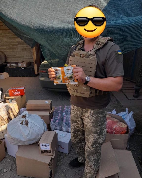 Волонтери Дніпра передали бійцям ЗСУ бронежилети та форму - рис. 6
