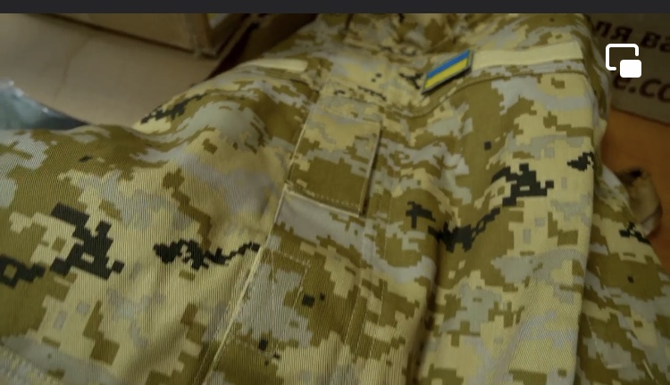 Волонтеры Днепра передали на фронт бойцам ВСУ пикапы, тепловизоры и форму (Фото) - рис. 8