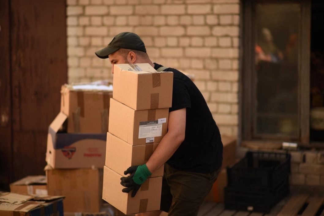 Волонтери Дніпра передали військовим автомобілі та вантаж продуктів (Фото) - рис. 5