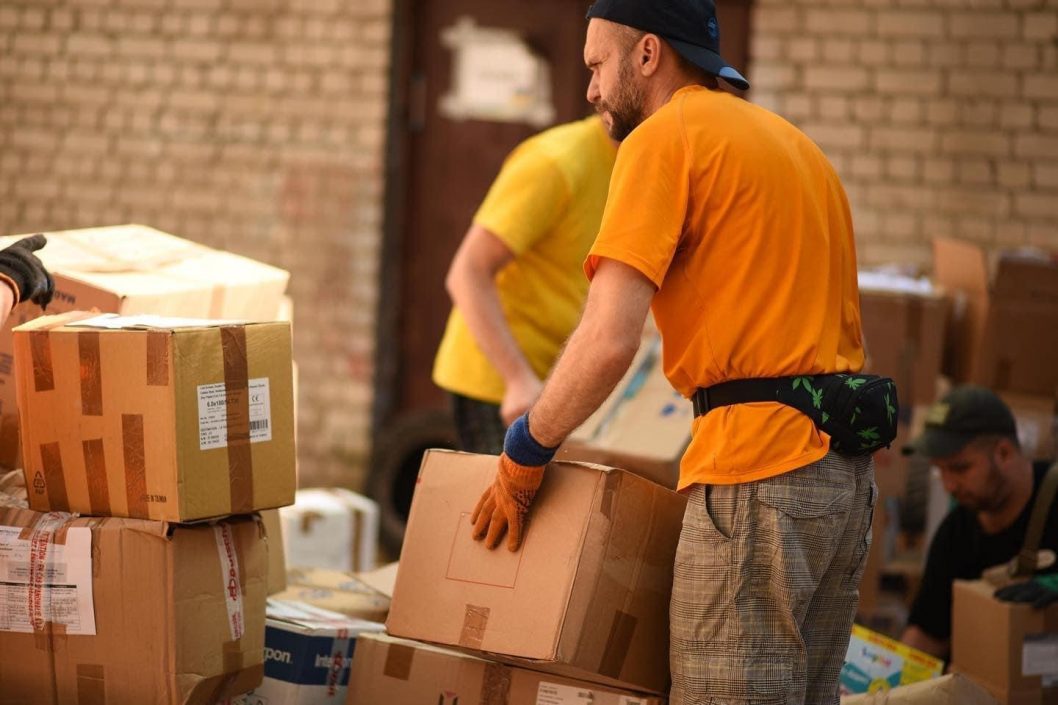 Волонтери Дніпра передали військовим автомобілі та вантаж продуктів (Фото) - рис. 7