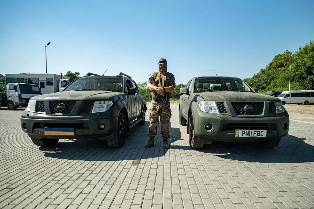 Волонтеры Днепра передали военным автомобили и груз продуктов (Фото) - рис. 2