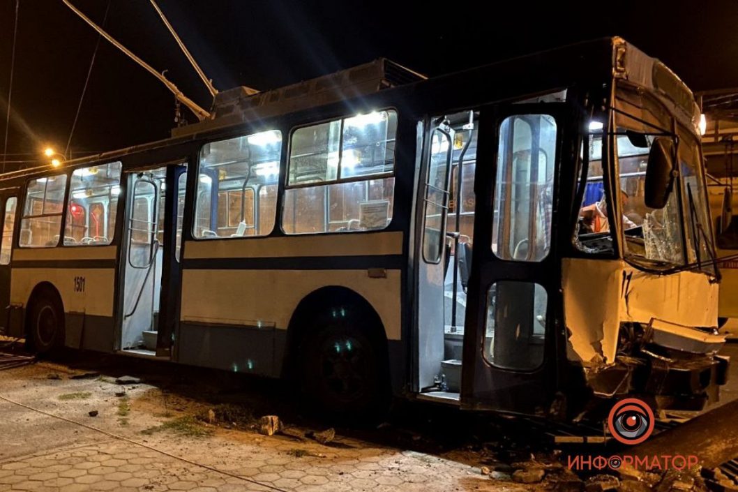 В Днепре на Слобожанском проспекте троллейбус снес фонарный столб: есть пострадавший (Фото) - рис. 4