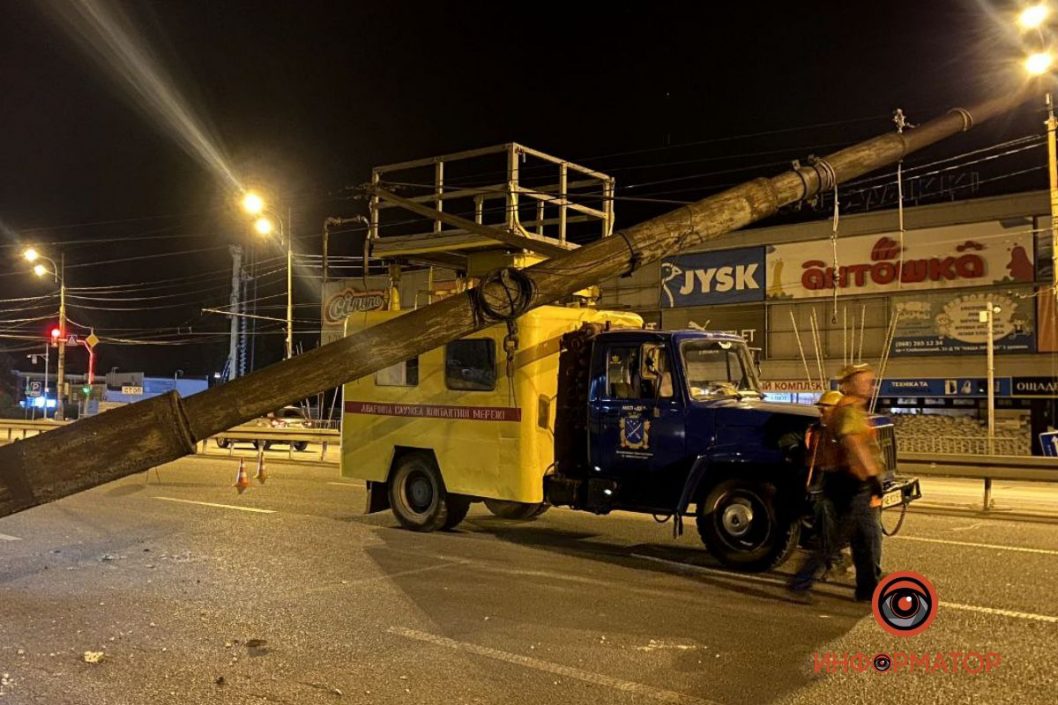 В Днепре на Слобожанском проспекте троллейбус снес фонарный столб: есть пострадавший (Фото) - рис. 3