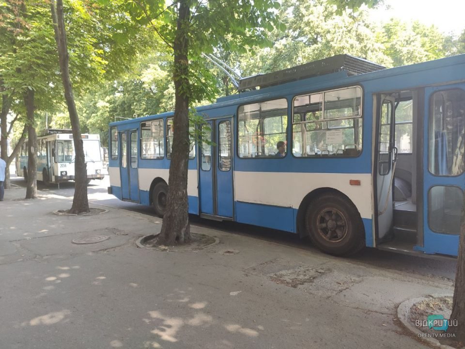 У Дніпрі на проспекті Яворницького обірвався контактний провід: стоять тролейбуси - рис. 1