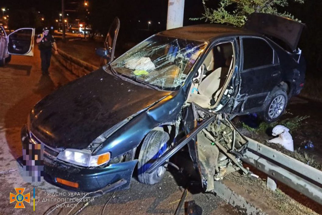 Ночное ДТП на Набережной Заводской в Днепре: водителя вырезали из поврежденного автомобиля - рис. 1