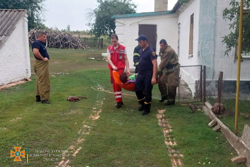 На Днепропетровщине сотрудники ГСЧС спасли женщину, упавшую в собственный колодец - рис. 4