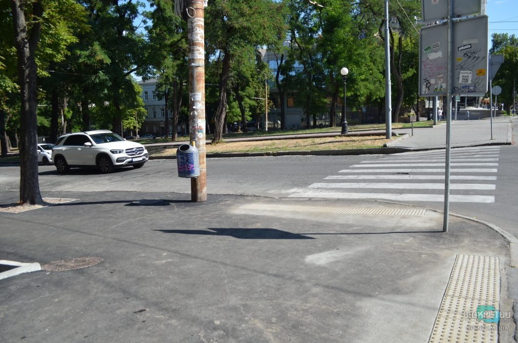 Тактильна плитка та асфальт: у центрі Дніпра модернізували пішохідний перехід (Фото) - рис. 7