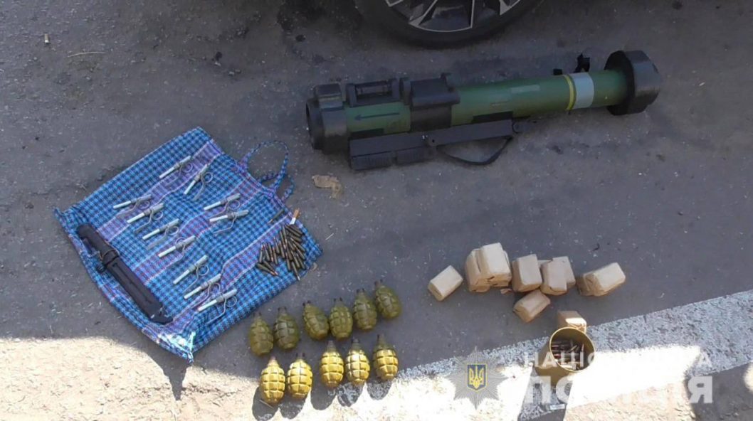 На одном из блокпостов Днепропетровщины в автомобиле изъяли оружие и боеприпасы - рис. 2