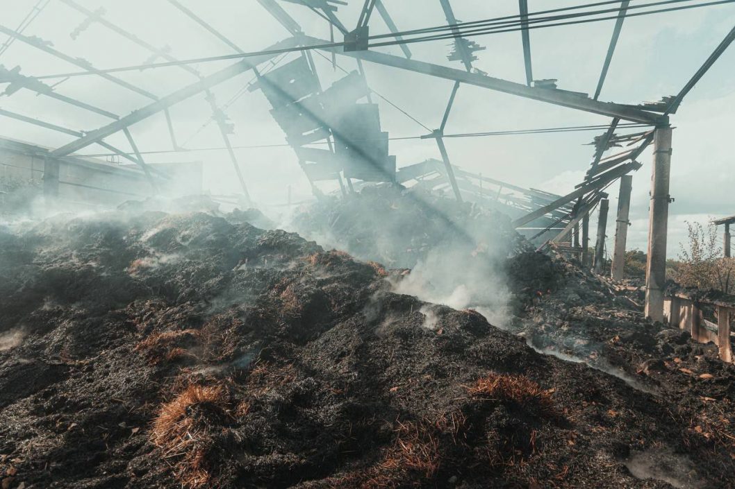В Днепропетровской области после прилета двух ракет разрушено сельхозпредприятие - рис. 1