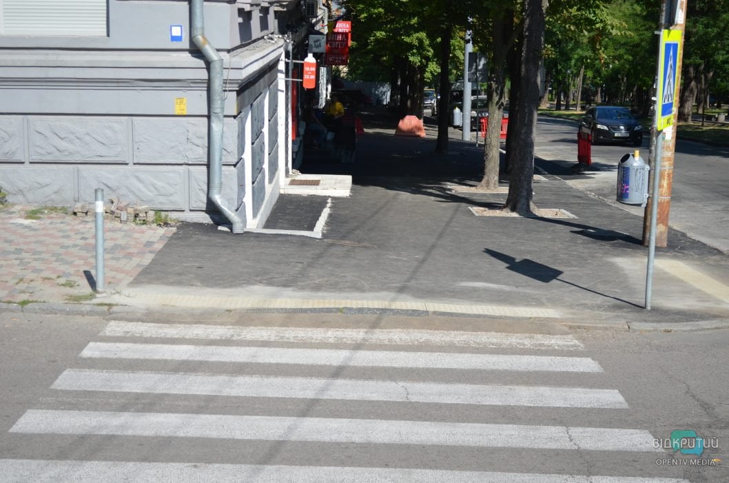 Тактильная плитка и асфальт: в центре Днепра модернизировали пешеходный переход (Фото) - рис. 8