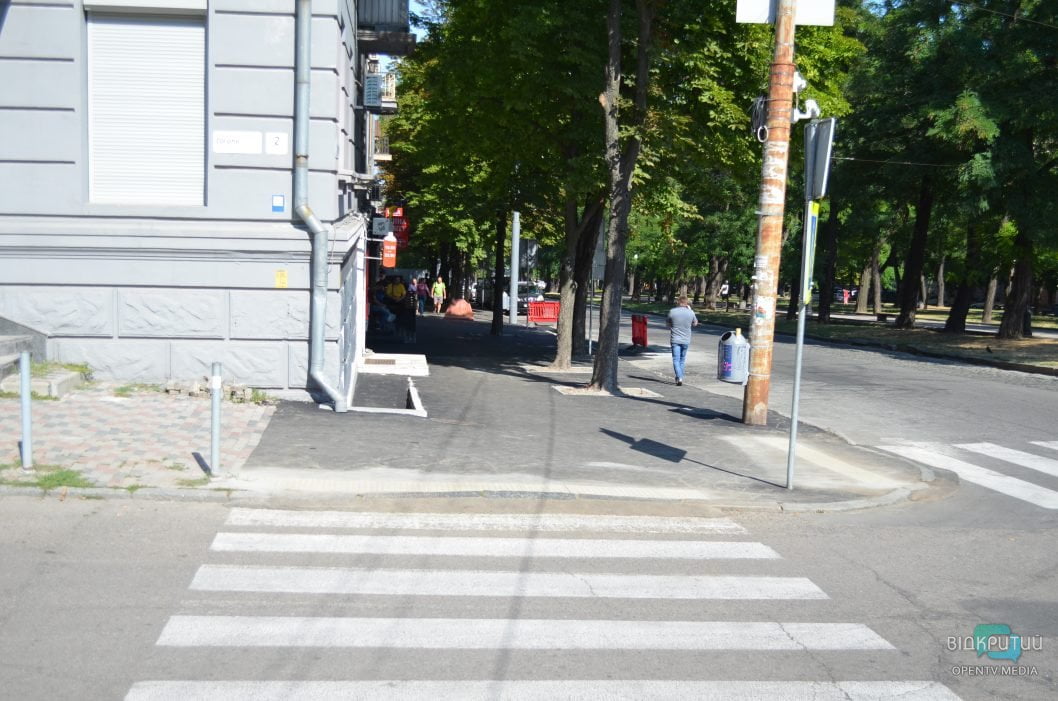 Тактильна плитка та асфальт: у центрі Дніпра модернізували пішохідний перехід (Фото) - рис. 6