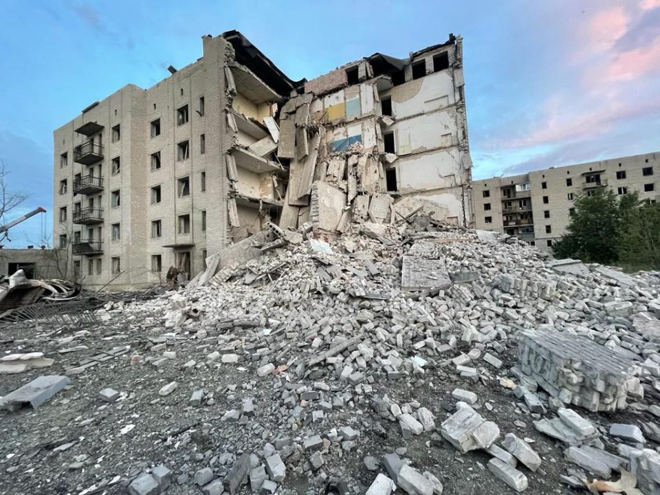 Окупанти нанесли ракетний удар по багатоповерхівці на Донеччині: три десятки людей під завалами - рис. 5
