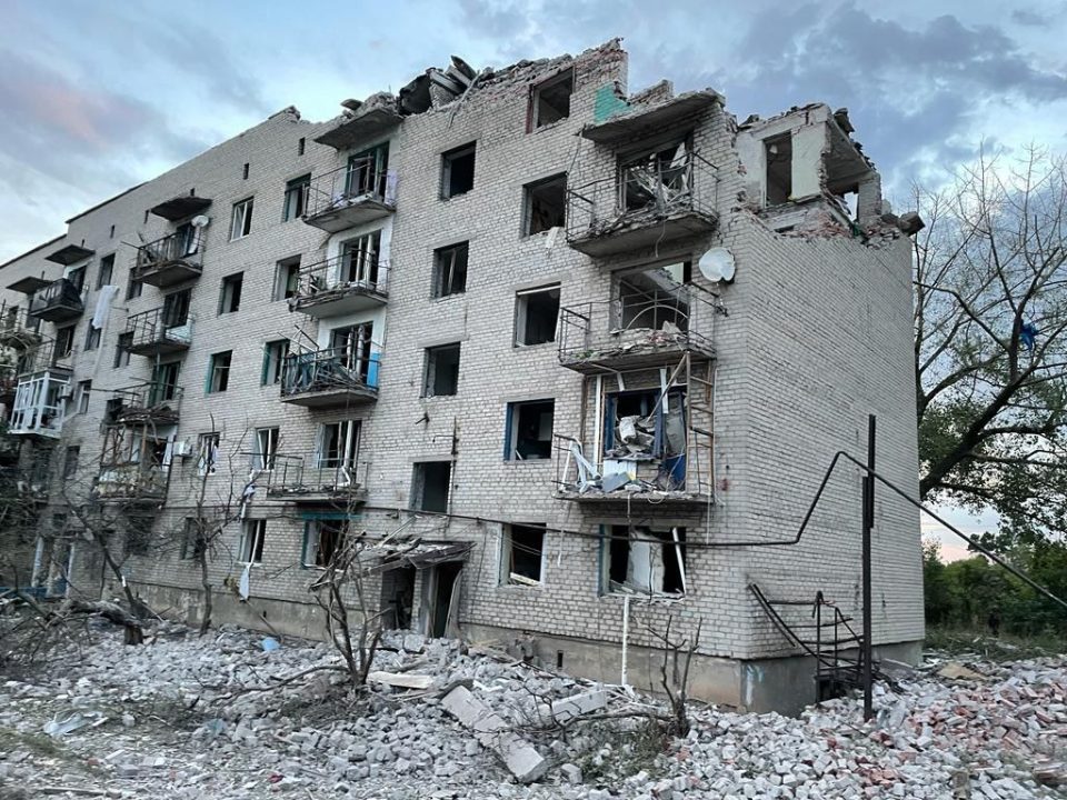 Оккупанты нанесли ракетный удар по многоэтажке в Донецкой области: три десятка человек под завалами - рис. 2