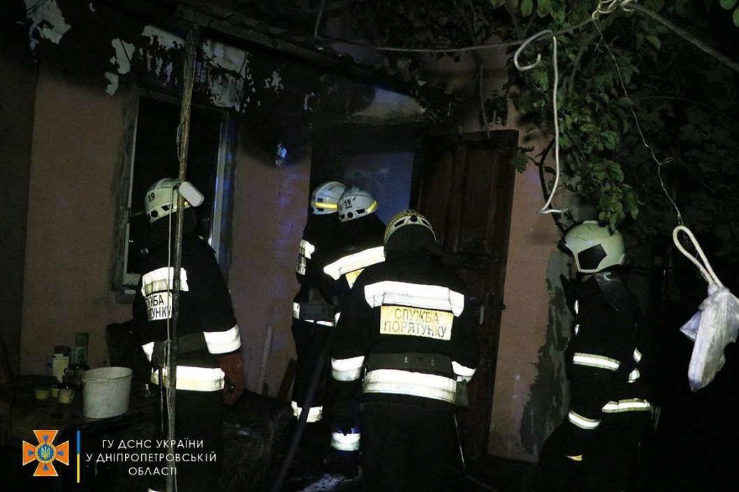 В Днепре произошел пожар в жилом доме: пострадали два человека - рис. 2