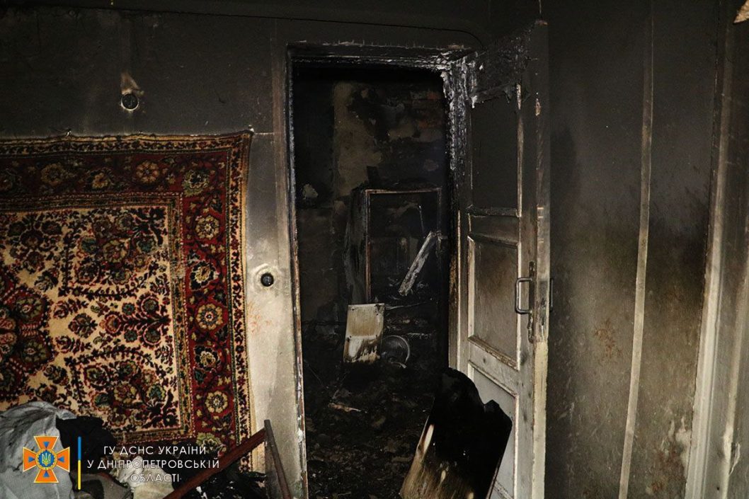 У Дніпрі сталася пожежа у житловому будинку: постраждали двоє людей - рис. 3