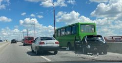 У Дніпрі на Новому мосту сталася ДТП: легковик зіткнувся з рейсовим автобусом - рис. 20