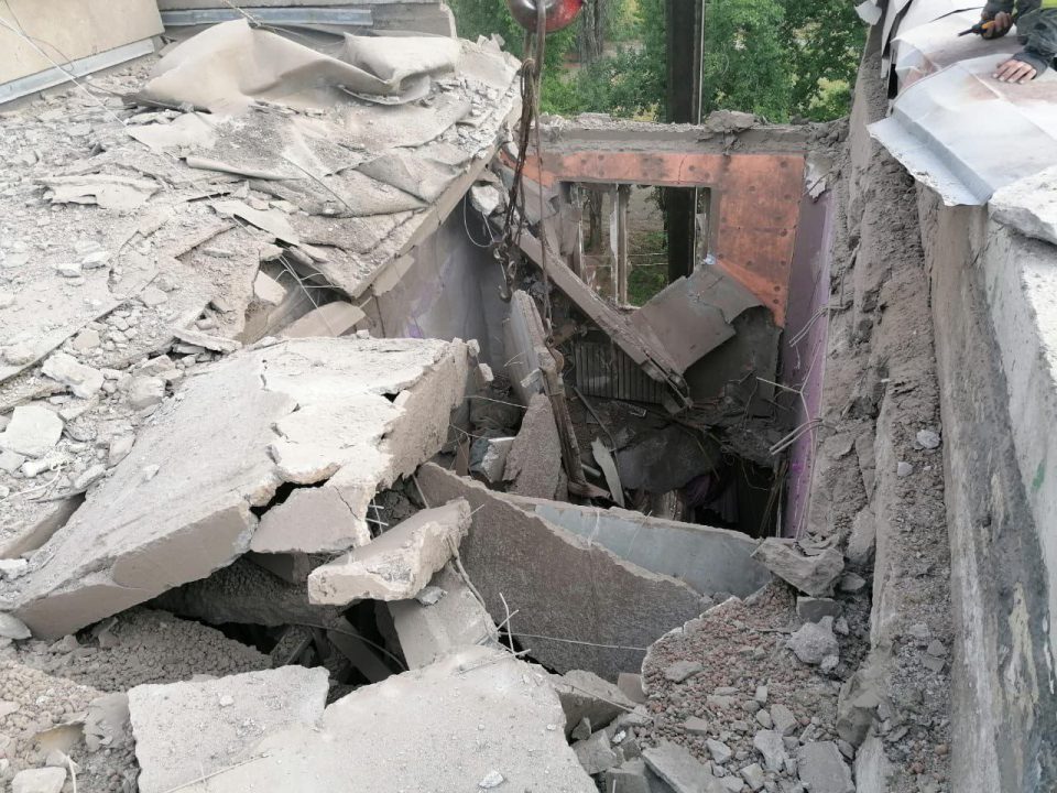 Из-под завалов дома достали тела двух погибших: глава ДнепрОВА о последствиях обстрела Никополя - рис. 2