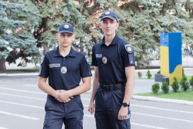 В Днепре курсанты спасли подростка, попавшего под трамвай - рис. 1