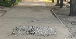 «Похоронили» тротуар: днепряне решили креативно привлечь внимание к большим ямам на улицах - рис. 12