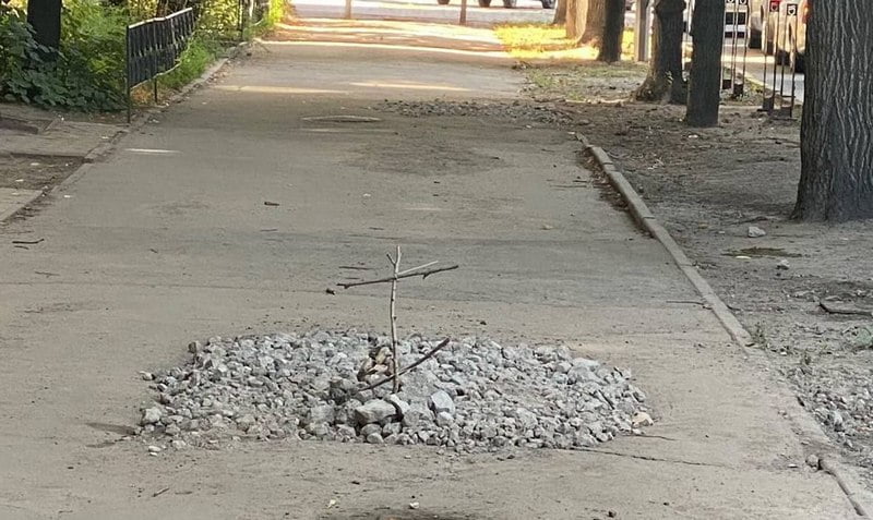 «Похоронили» тротуар: днепряне решили креативно привлечь внимание к большим ямам на улицах - рис. 1