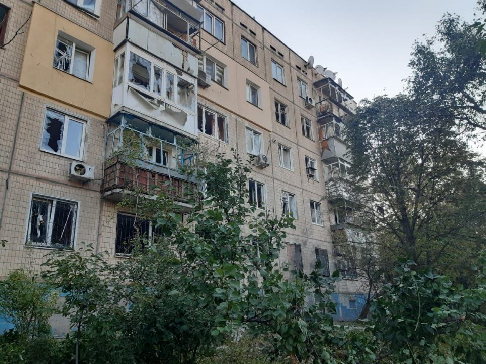 Поврежденные дома, школа и детский сад: глава Никопольской РВА показал последствия ночного обстрела оккупантов - рис. 2