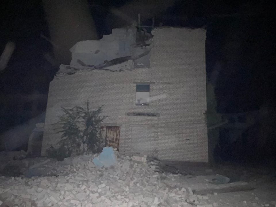 Поврежденные дома, школа и детский сад: глава Никопольской РВА показал последствия ночного обстрела оккупантов - рис. 5